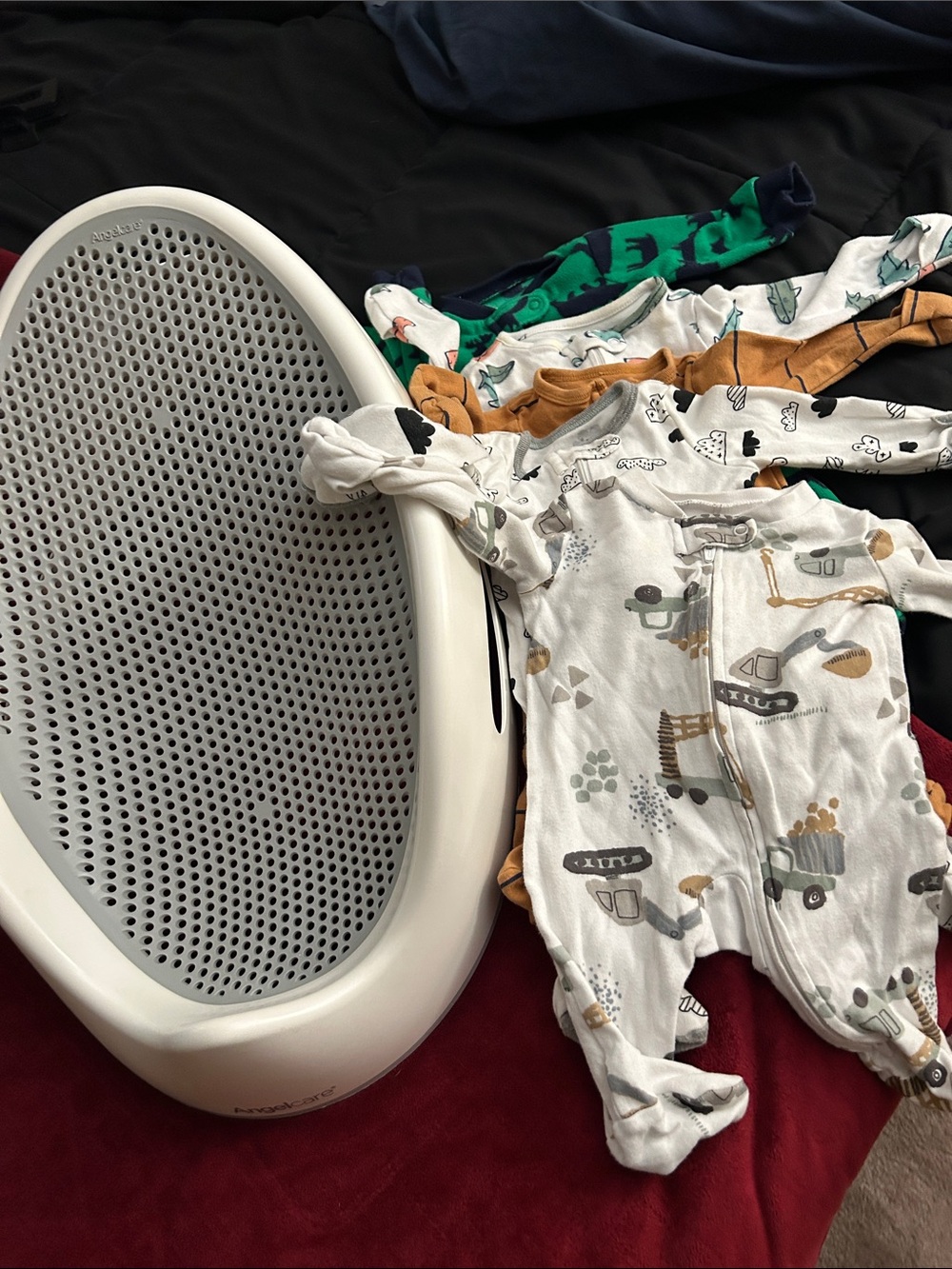 Newborn bath & onesies lot